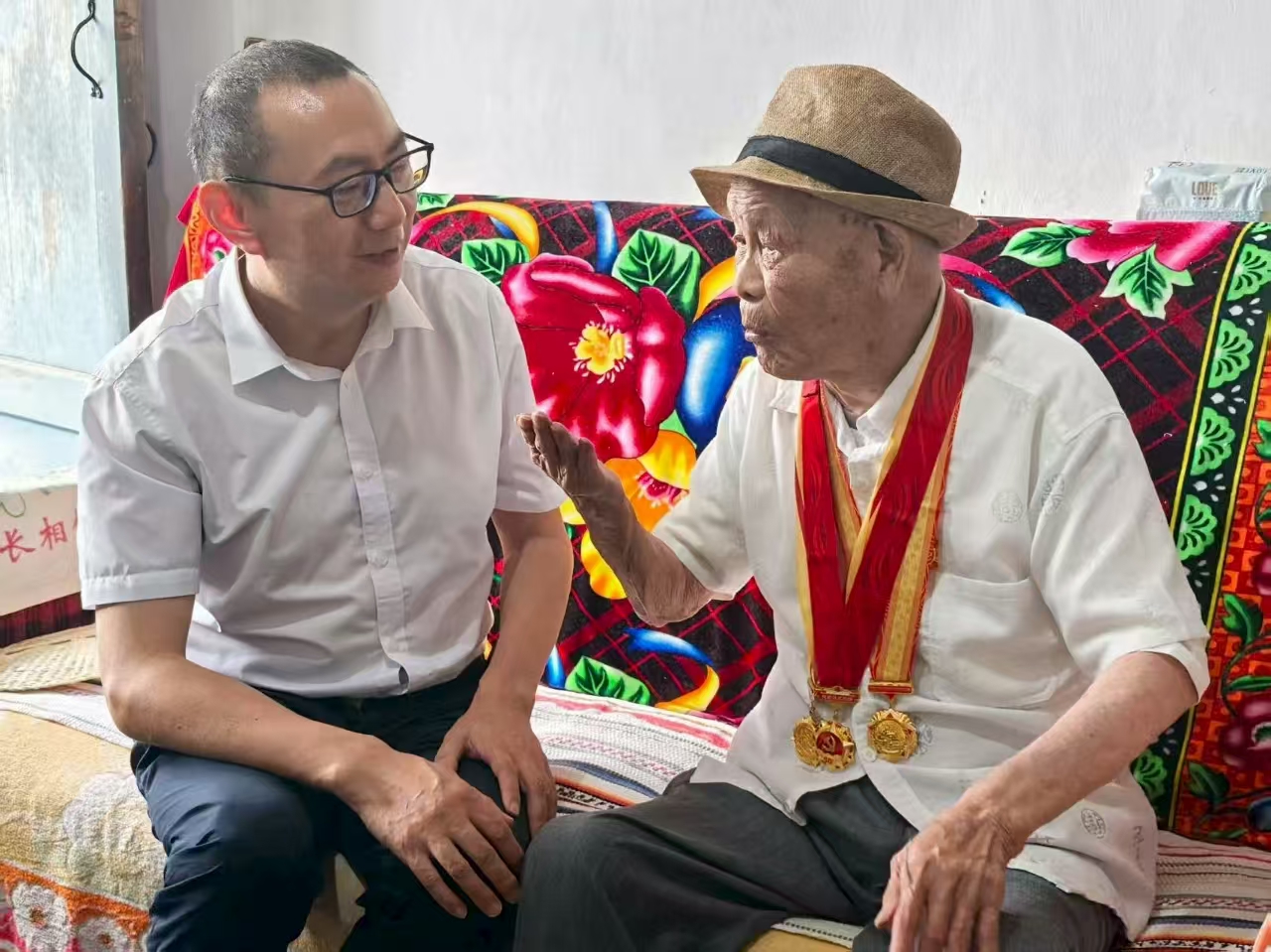 慰問林業集團百歲革命老兵