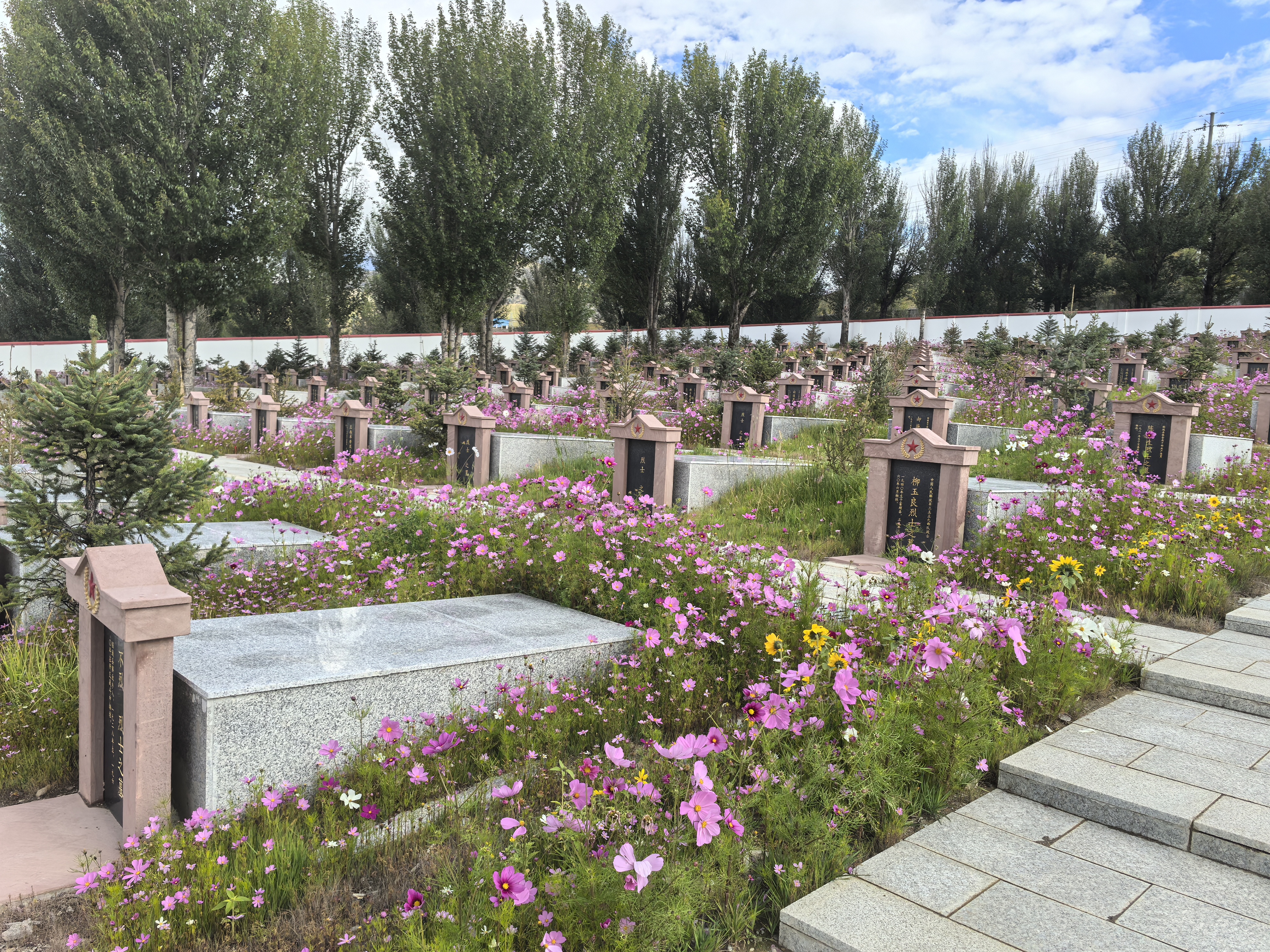 捐資800萬，修繕改建稻城烈士陵園